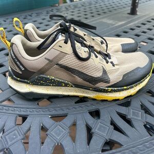 Nike Men's Beige and Black Athletic Shoes